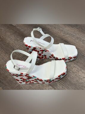 BETSEY JOHNSON Landry Strawberry Wedge Sandals Shoe Open Summer Platform 8M Heel